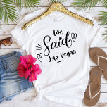 Wir sagten Las Vegas Funny White Bachelorette T-Shirt<br><div class="desc">Niedliches modernes Design für die Hochzeitsfeier oder für einen Bachelorette. Die Wirblen Worte" Wir sagten Las Vegas" auf einem weißen Abschlag,  hat ein Herz und ist sicher zu bemerken. Junggeselinnen-Abschied Destination... Las Vegas. Kann für das Abendessen der Probe getragen werden,  zusammen mit Ihrer Hochzeitsfeier.</div>