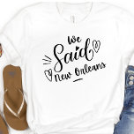 Wir sagten New Orleans Funny White Bachelorette T-Shirt<br><div class="desc">Niedliches modernes Design für die Hochzeitsfeier oder für einen Bachelorette. Die Wirblen Worte" Wir sagten New Orleans" auf einem weißen Abschlag,  hat ein Herz und wird sicher bemerkt werden. Junggeselinnen-Abschied Destination... New Orleans,  Kann für Probe Abendessen getragen werden,  und zusammen mit Ihrer Hochzeitsfeier.</div>