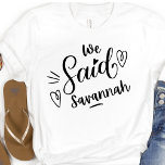 Wir sagten Savannah Funny White Bachelorette T-Shirt<br><div class="desc">Niedliches modernes Design für die Hochzeitsfeier oder für einen Bachelorette. Die Wirblen Worte" Wir sagten Savannah" auf einem weißen Abschlag,  hat ein Herz und ist sicher zu bemerken. Junggeselinnen-Abschied Destination... Savannah Georgia,  Kann für Probe Abendessen getragen werden,  und zusammen mit Ihrer Hochzeitsfeier.</div>