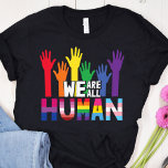Wir sind alle T - Shirt von LGBTQ-Stolz<br><div class="desc">Ein wunderschöner und farbenfroher LGBTQ Stolz-T - Shirt,  der mit dem Zitat "Wir sind alle Menschen" eine Darstellung der regenbogenfarbenen Hände zeigt. Mit diesem Gay Pride Awareness T - Shirt können Sie etwas Gleichheit verbreiten und der Welt zeigen,  dass Sie ein stolzes Mitglied der LGBTQ Community sind.</div>