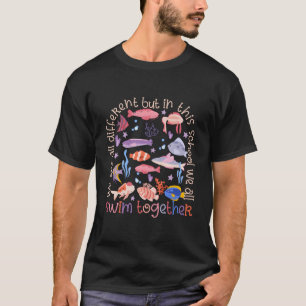 Wir sind anders, aber in dieser Schule schwimmen w T-Shirt