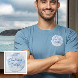 Wir sind auf Cloud Nine Blue Boy Baby Shower Daddy<br><div class="desc">Herzlich willkommen in unserer Kollektion "We Are On Cloud Nine Blue Boy Baby Shower", in der jedes Stück dazu gedacht ist, Ihre Feier der bevorstehenden Ankunft Ihres Kleinen zu erhöhen. Diese Sammlung erfasst das Wesen der Freude und Vorfreude mit ihrem traumhaften, skurrilen Thema. Stellen Sie sich vor, inmitten eines ruhigen...</div>