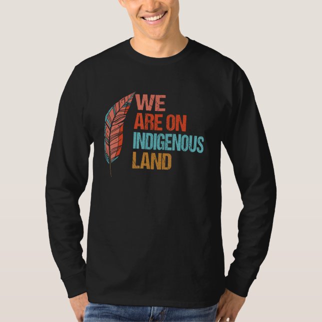 Wir sind auf dem indigenen Land Native Amerikanisc T-Shirt (Vorderseite)