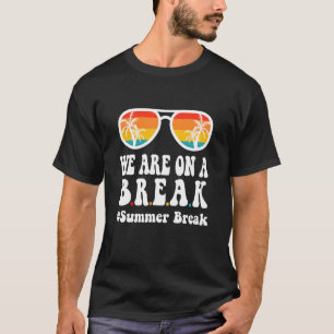 Wir sind auf einer Break Sommerpause Groovy Funny  T-Shirt