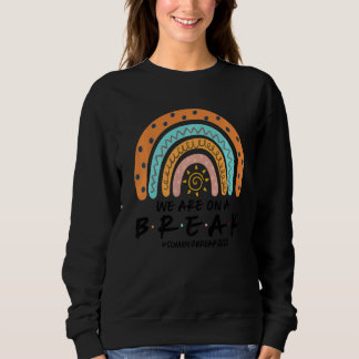 Wir sind auf einer Break Summer Break 2022 Regenbo Sweatshirt