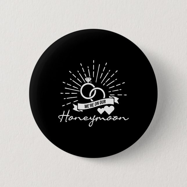 Wir sind auf unserer Hochzeitsreise - Liebe Ehe Eh Button (Vorderseite)