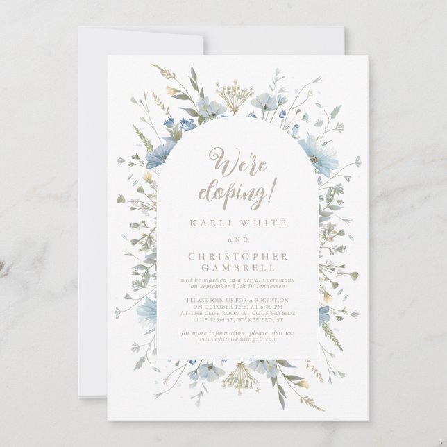 Wir sind Eloping Fun Elegant Script Dusty Blue Flo Einladung (Vorderseite)