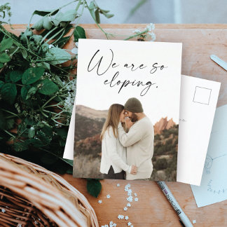 Wir sind gerade dabei, das Hochzeitsupdate-Foto zu Ankündigungspostkarte