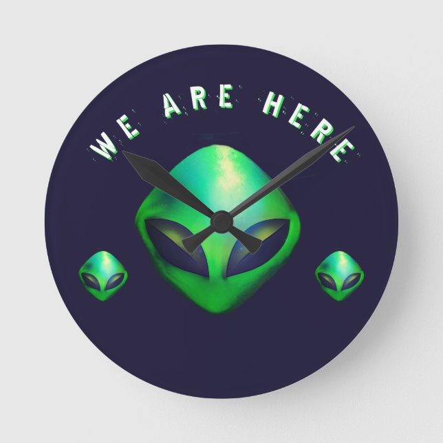 "Wir sind hier" Grüner Alien-Kopf Runde Wanduhr (Vorderseite)