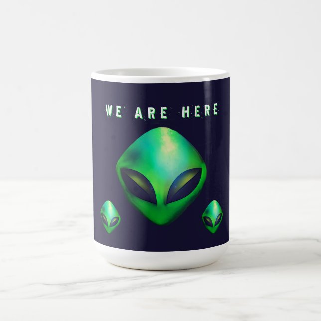 "Wir sind hier" grüner Außerirdischer Kopf Kaffeetasse (Mittel)