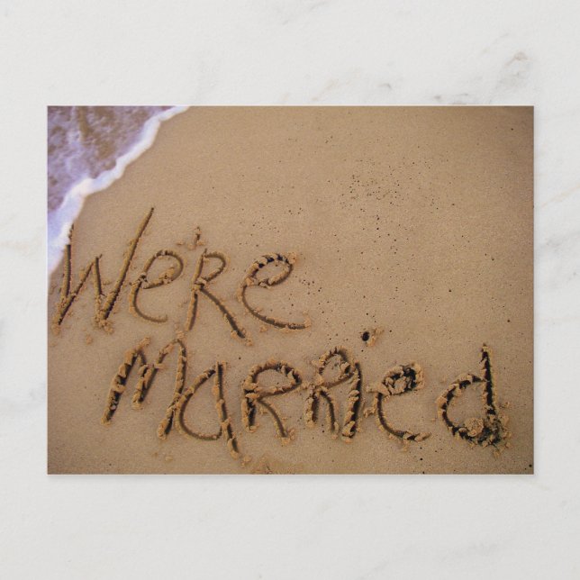 Wir sind Verheiratet in Sand Postcard Ankündigungspostkarte (Vorderseite)