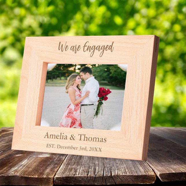 Wir sind Verlobt rustikales Foto mit Namen Geätzte Rahmen (We Are Engaged Rustic Photo frame with Names Engraved Frames)