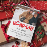 Wir sind Verlobte Weihnachten im Funny Couple Foto<br><div class="desc">Wir sind Verlobt Funny Couple "Ho Ho Oh!" Weihnachts-Grußkarte, um die Liebe und Freude eines verlobten Ehepaares in dieser magischen Urlaubssaison zu feiern! Erleben Sie den Weihnachtsgeist und die Begeisterung Ihrer jüngsten Verlobung mit dieser reizvollen und herzlichen Karte. Wie kann man auf dieser Reise in ein Leben voller Zusammengehörigkeit besser...</div>