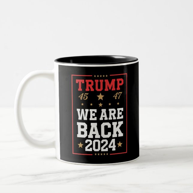 Wir sind zurück Trump USA Flag Wahlsieger 47. 45 Zweifarbige Tasse (Links)