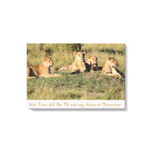 Wir sollten über das Abendessen nachdenken.