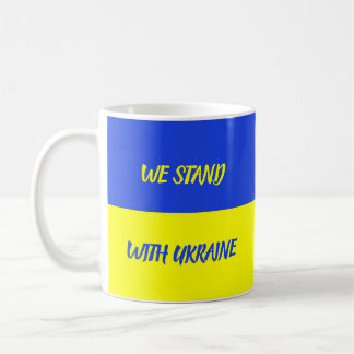 Wir stehen mit der ukrainischen Tasse zur Flaggens