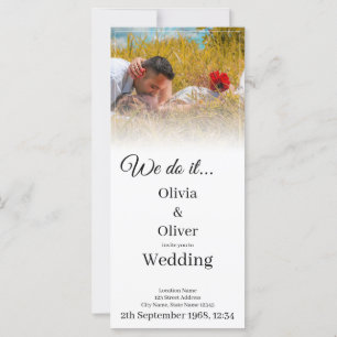 Wir tun es - ein Paar auf der Wiese küssen