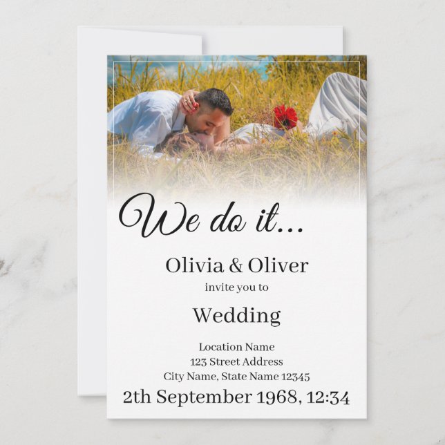 Wir tun es - ein Paar auf der Wiese küssen (Vorderseite)