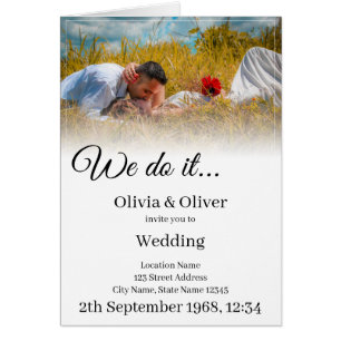 Wir tun es - ein Paar auf der Wiese küssen