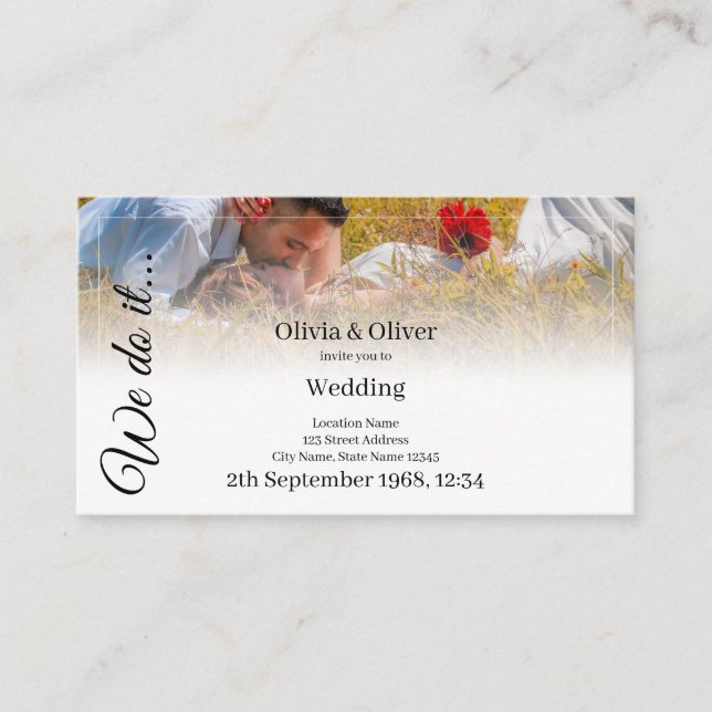 Wir tun es - ein Paar auf der Wiese küssen Begleitkarte (Vorderseite)