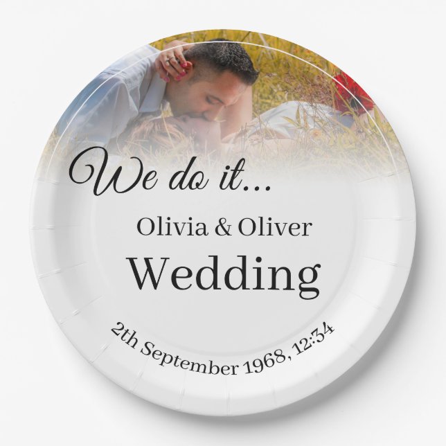 Wir tun es - ein Paar auf der Wiese küssen Pappteller (Vorderseite)