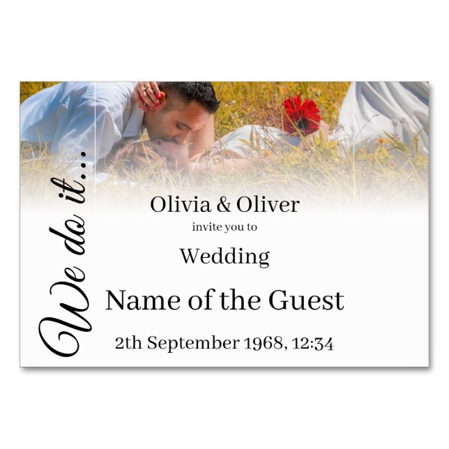 Wir tun es - ein Paar auf der Wiese küssen Tischnummer (Vorderseite)