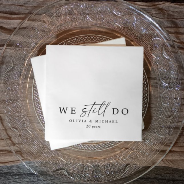 Wir tun es noch Modernes Hochzeit-Jubiläum Schwarz Serviette (We still do custom wedding anniversary napkins in modern black and white handwriting script.)