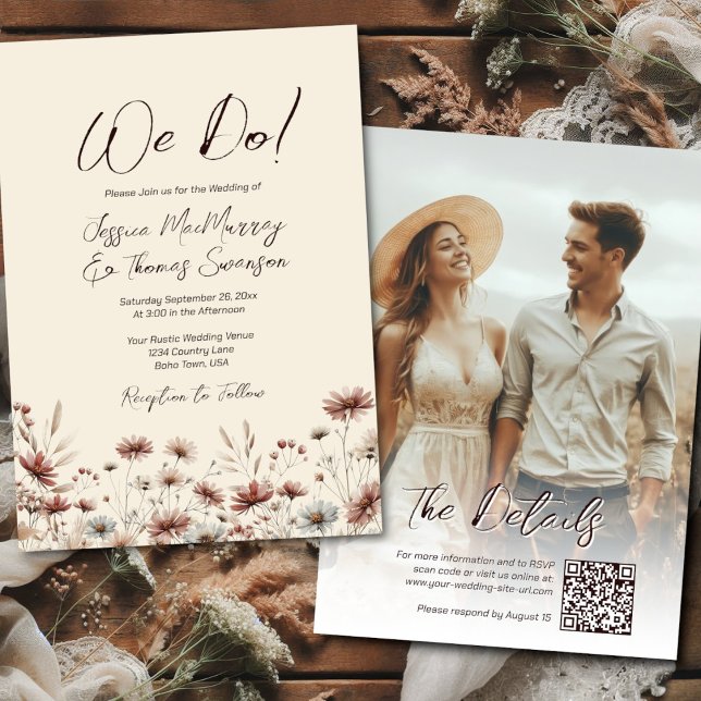 Wir tun es! Rustic Boho Wildblumen Foto & QR Weddi Einladung (Front/Back)
