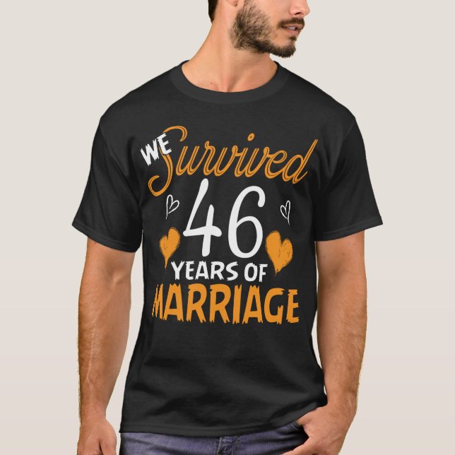Wir überlebten 46 Jahre Hochzeitstag T-Shirt (Vorderseite)