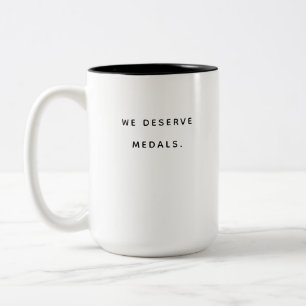 Wir verdienen Medaillen. Lustiges Geschenk zum J Zweifarbige Tasse