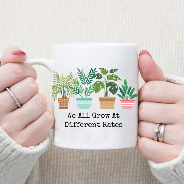 Wir wachsen alle mit unterschiedlichen Raten und G Tasse (We All Grow At Different Rates Gardening Teachers Mug)