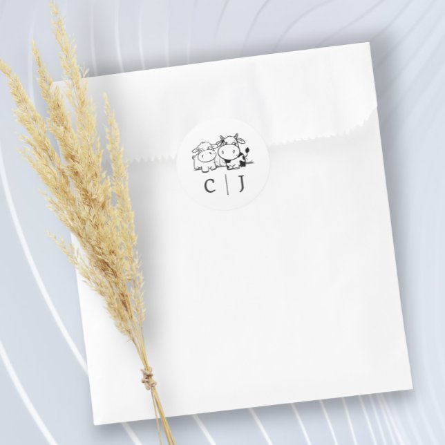 Wir werden sagen, ich moo Kuh dachte Hochzeit Runder Aufkleber (We Will Say I Moo Cow Themed Wedding Classic Round Stickers from Ricaso. For favors/envelope seals)