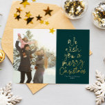 Wir wünschen Ihnen ein frohes Weihnachts-Grün-Foto Folien Feiertagskarte<br><div class="desc">Wir wünschen Ihnen frohe Weihnachten! Diese Urlaubsfotokarte enthält eine klassische Nachricht in einer lustigen Weihnachtsbaumform auf einem üppigen grünen Hintergrund. Mit einem Foto vorne und einem auf der Rückseite ist es eine großartige Möglichkeit, Freunden und Familie Weihnachtsjubeln zu schenken. Die spielerische Typenbehandlung in der gewünschten Folienfarbe ist wie ein Weihnachtsbaum...</div>