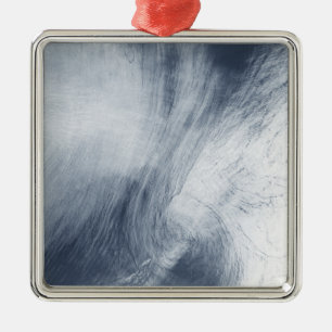 Wirbel einer Riesestrudel-Wolke über dem Meer Silbernes Ornament