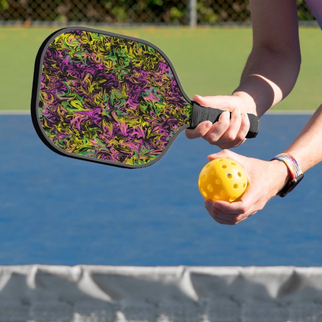Wirbel von Rosa Grün Gelb auf Abstrakter Schwarzer Pickleball Schläger (InSitu)