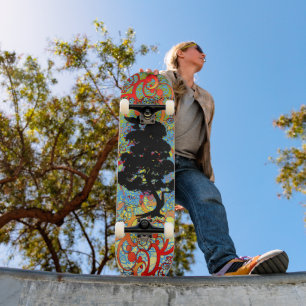 Wirbelnder Baum mit Vögeln Skateboard