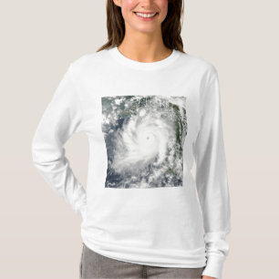 Wirbelsturm Giri Bewegungen an Land über Birma T-Shirt