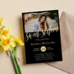 Wirbles Golden Script 16 . Geburtstag Foto Folieneinladung<br><div class="desc">Schwarz und Goldfolie 16 . Geburtstag Einladung personalisiert mit einem Foto des Geburtstagsmädchens. Sweet 16 Geburtstagsfeier mit Foto und Goldfolie Details.</div>