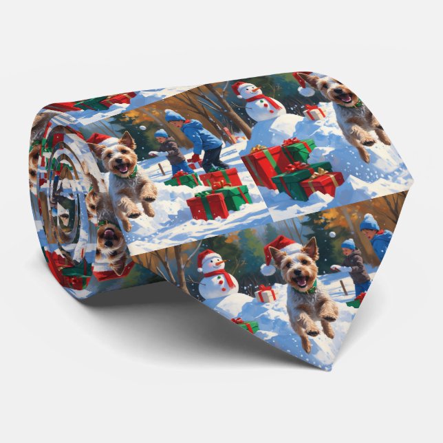Wire Fox Terrier Running Snow mit Weihnachtshut Krawatte (Gerollt)