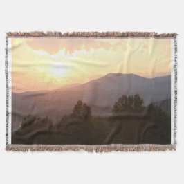 Wirf eine Decke mit Sonnenaufgang in den Bergen!