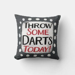 Wirf heute ein paar Darts ab und wirf das Kissen a