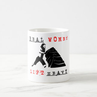 Wirkliche Frauen heben schwere Tasse an