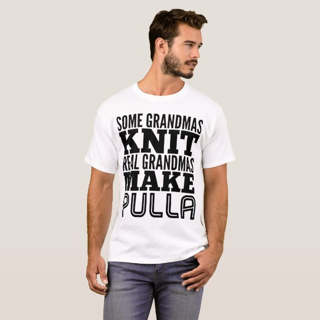 wirkliche Großmütter des Stricks einiger T-Shirt (Vorne ganz)