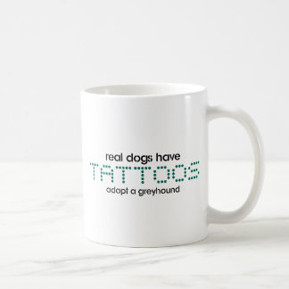 Wirkliche Hunde haben Tätowierungen Tasse
