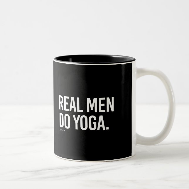 Wirkliche Männer tun Yoga -   Yoga-Fitness - .png Zweifarbige Tasse (Rechts)