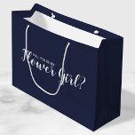 Wirst du mein Blumenmädchen sein? Modern Navy Blue Große Geschenktüte<br><div class="desc">"Wirst du mein Blumenmädchen sein?" Moderne Script Navy Blue Geschenktasche mit der Aufschrift "Will You Be My Flower Girl?" in weißem,  modernem Script Schriftart Stil auf marineblau Hintergrund.</div>