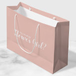 Wirst du mein Blumenmädchen sein? Neuer Vorschlag Große Geschenktüte<br><div class="desc">"Wirst du mein Blumenmädchen sein?" Die moderne Geschenktasche mit dem Titel "Will You Be My Flower Girl?" im modernen Schriftart-Stil in weißem Schrift auf rot-rosa Hintergrund.</div>