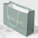 Wirst du mein Blumenmädchen sein? Neuer Vorschlag Große Geschenktüte<br><div class="desc">"Wirst du mein Blumenmädchen sein?" Die moderne Geschenktasche mit dem Titel "Will You Be My Flower Girl?" im modernen,  weißen Script-Schriftart-Stil auf dem grünen Hintergrund.</div>