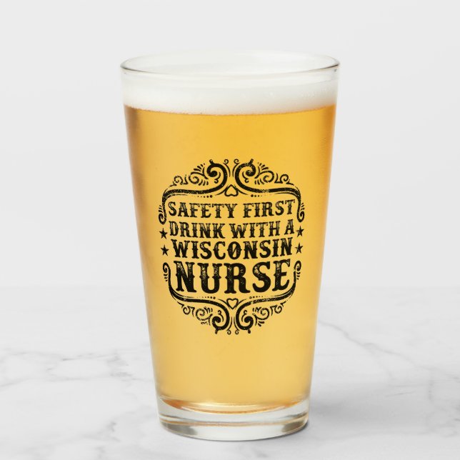 Wisconsin trinken mit einem Bier-Nurse-Glas Glas (Vorne (Gefüllt))