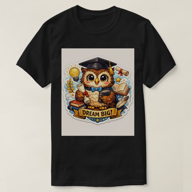 Wise Grad Owl: Vibrant Milestone Achievement T-Shirt (Design vorne)